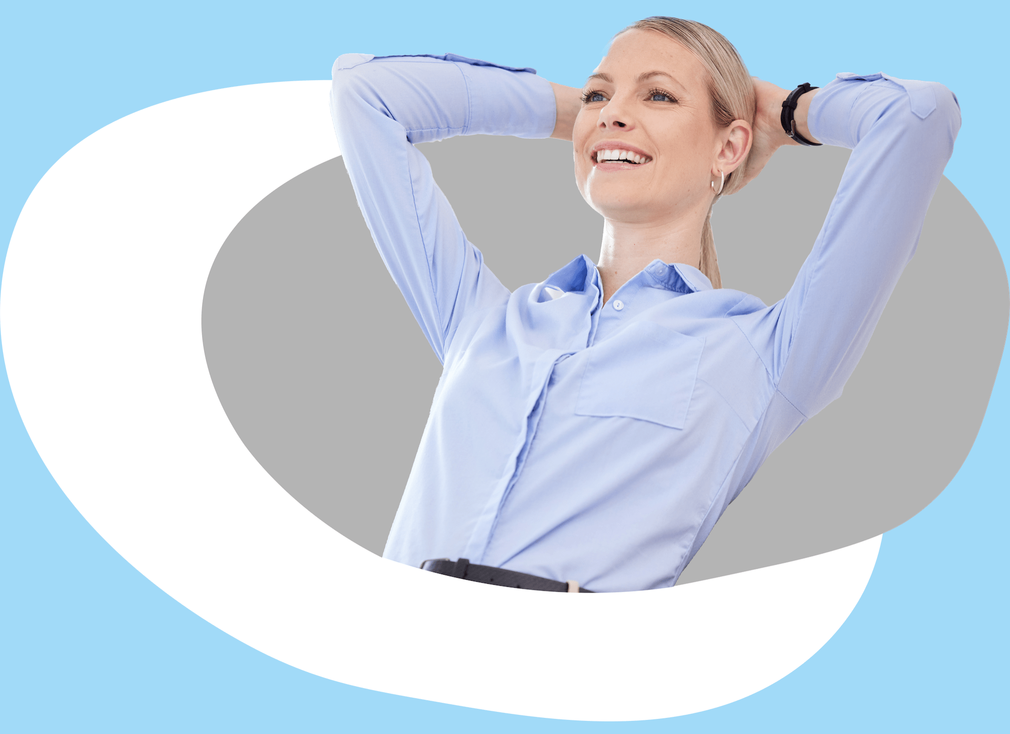 Entspannte HR-Rekruterin mit hinter dem Kopf verschränkten Armen, die an ihren vertrauensvollen und transparenten Rekrutierungsprozess zurückdenkt.