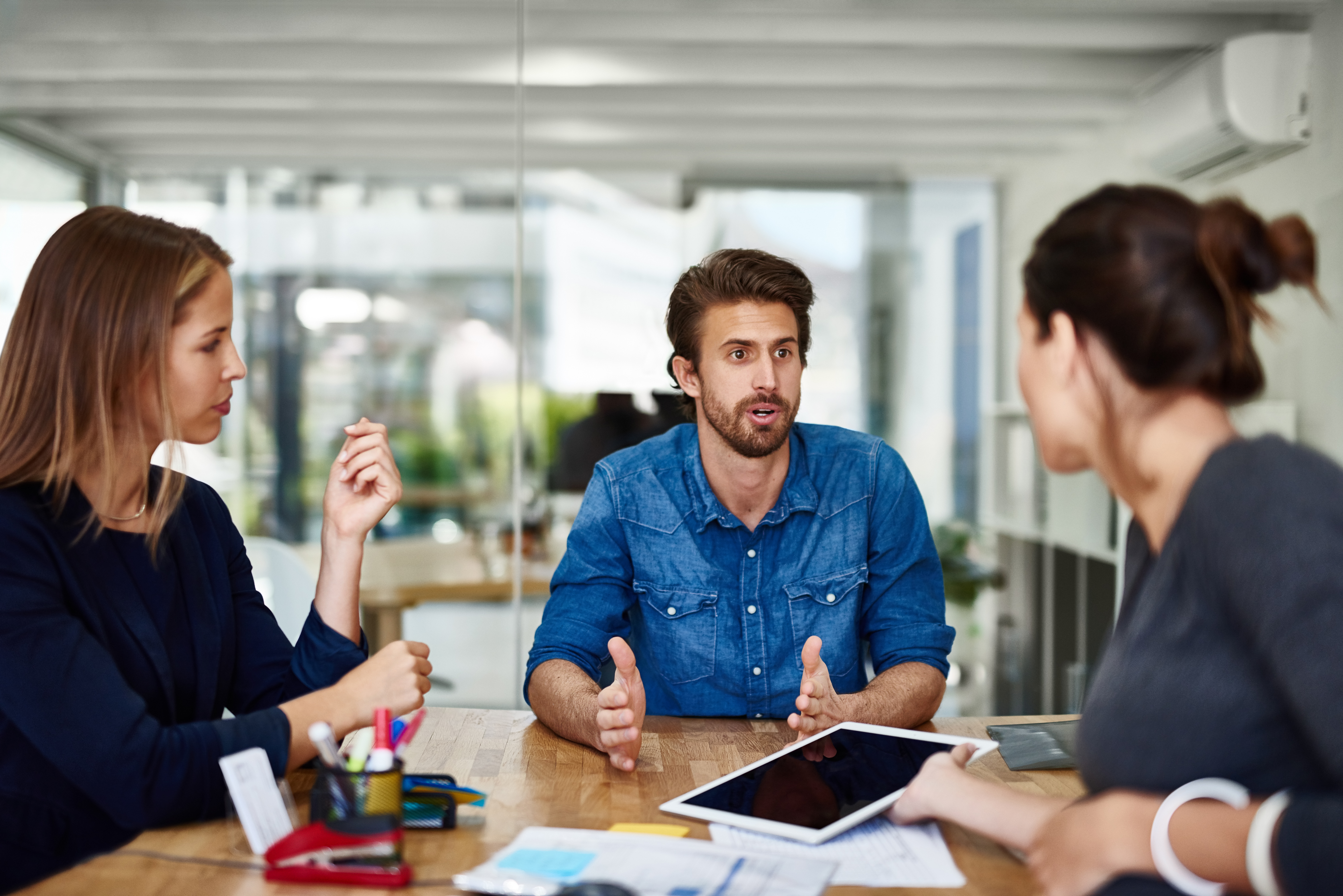 HR-Verantwortliche in einer Besprechung, die einen strukturierten Rekrutierungsprozess bewerten, um Einstellungsrisiken zu reduzieren und Top-Talente zu gewinnen. HR-Verantwortliche in einer Besprechung, die einen strukturierten Rekrutierungsprozess bewerten, um Einstellungsrisiken zu reduzieren und Top-Talente zu gewinnen.