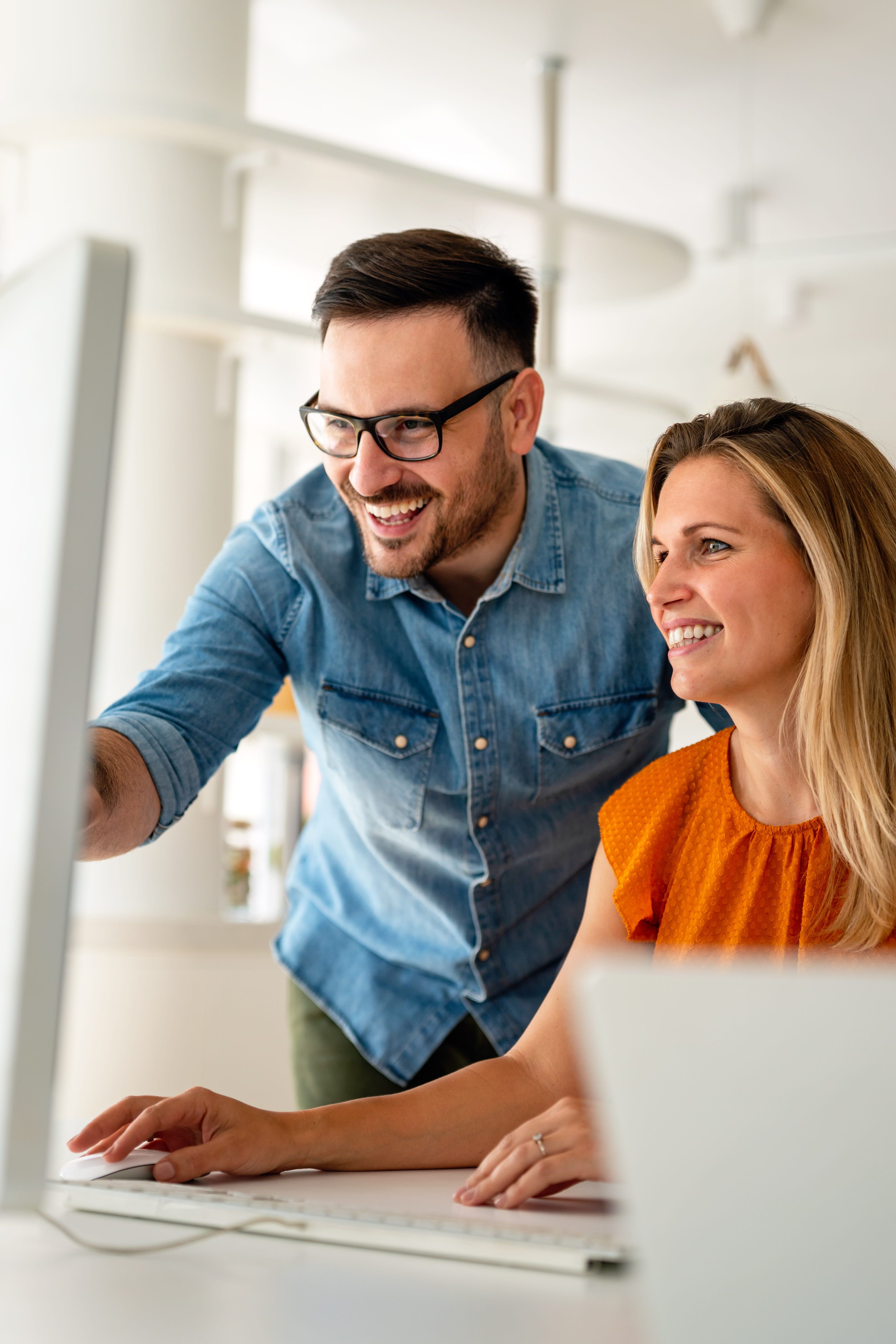 Recruiting-Fachkräfte führen mithilfe eines Computers ein Screening von Bewerbern durch. Recruiting-Fachkräfte führen mithilfe eines Computers ein Screening von Bewerbern durch.